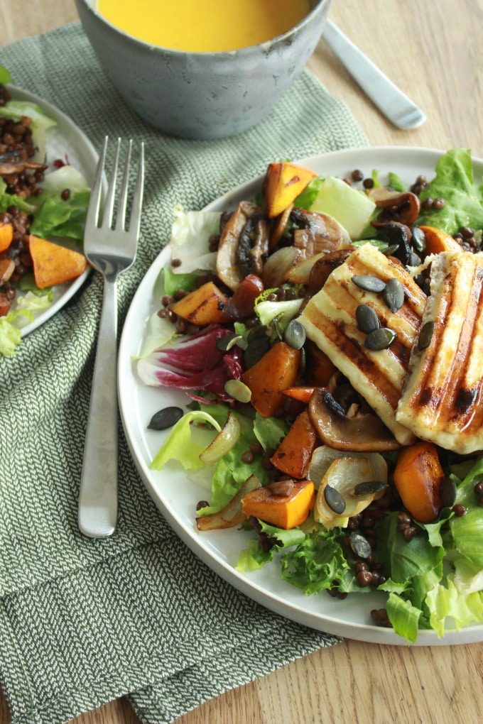 Lauwarmer Salat mit Linsen und Halloumi