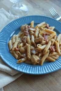 Pasta mit Hähnchen und eingelegten Tomaten