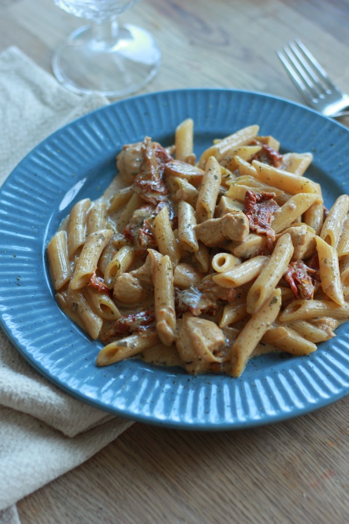 Pasta mit Hähnchen und eingelegten Tomaten