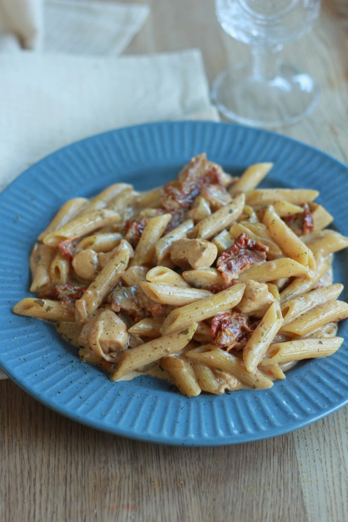 Pasta mit Hähnchen und eingelegten Tomaten