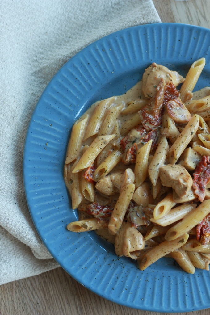 Pasta mit Hähnchen und eingelegten Tomaten