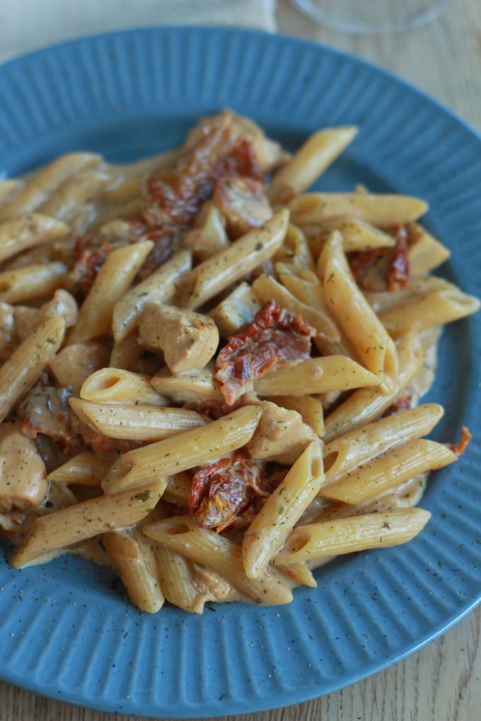 Pasta mit Hähnchen und eingelegten Tomaten