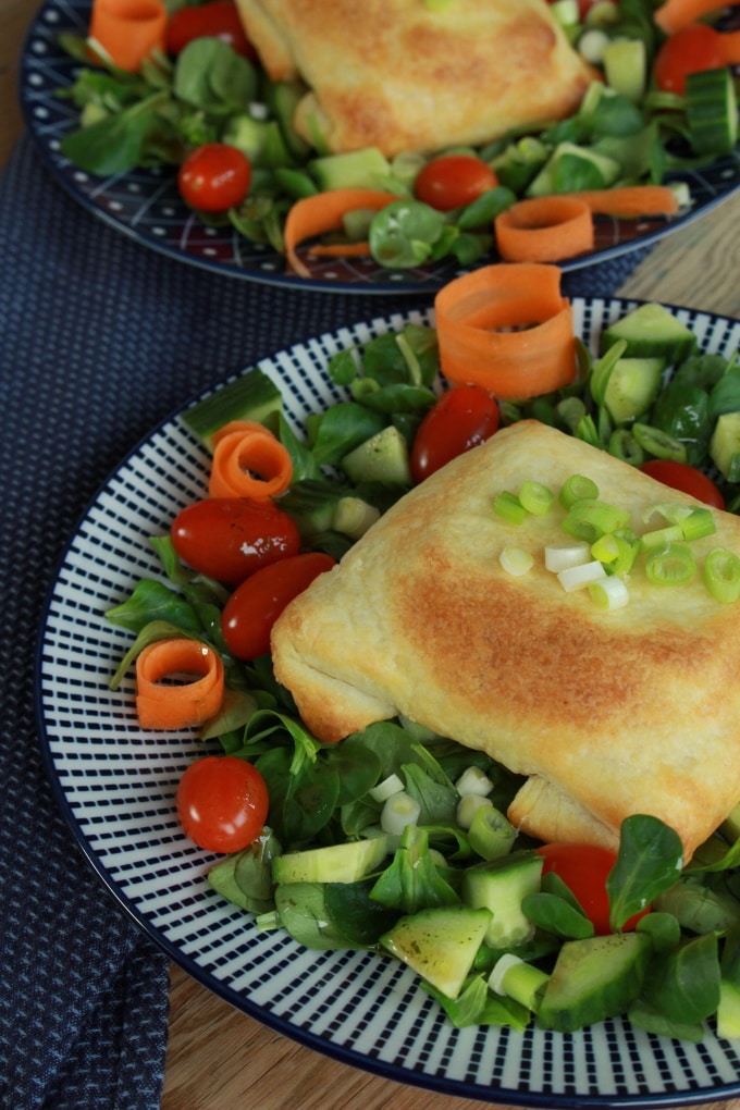 Feta-Blätterteig-Päckchen auf Salat