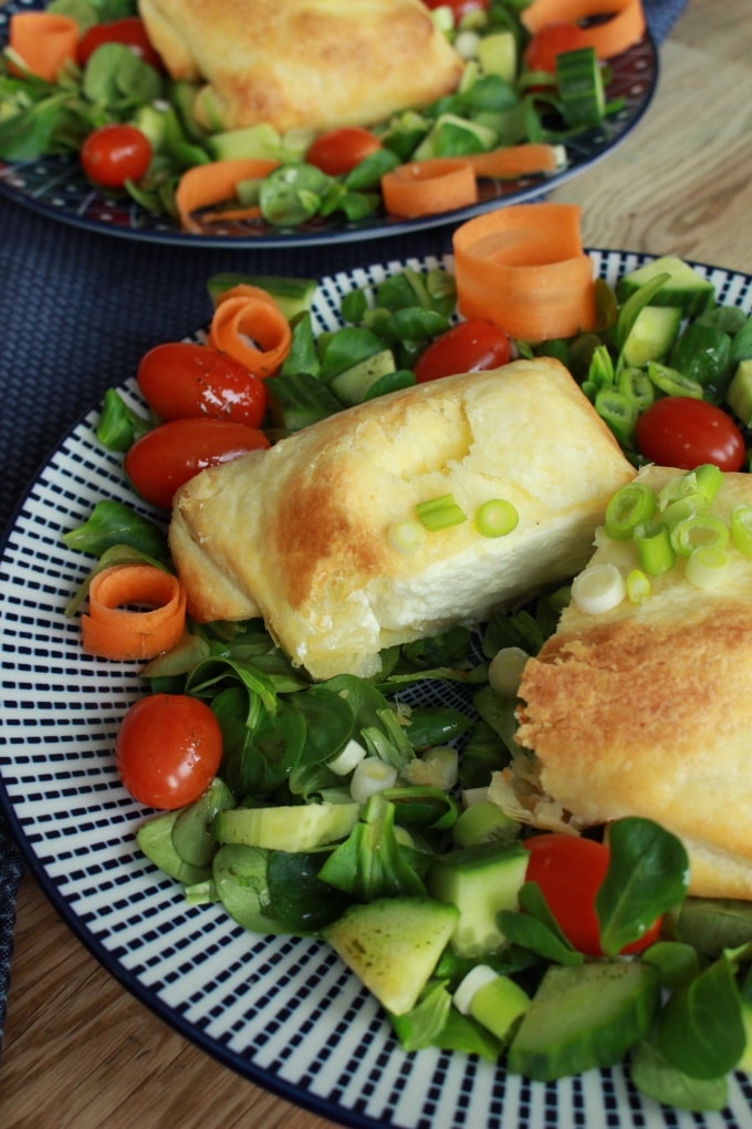 Feta-Blätterteig-Päckchen auf Salat