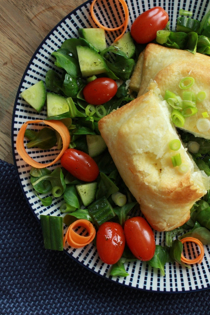 Feta-Blätterteig-Päckchen auf Salat