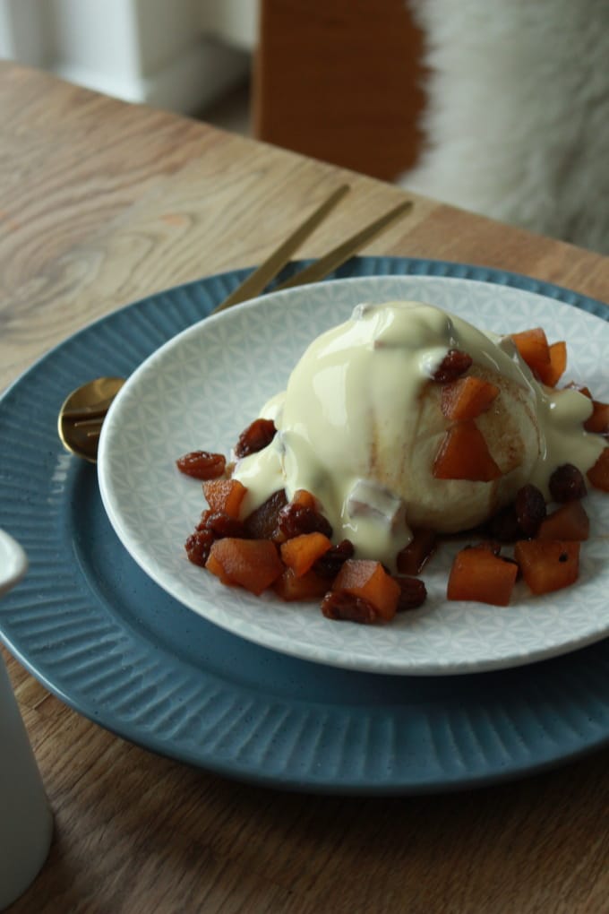 Hefekloß mit Bratapfelkompott und Vanillesauce