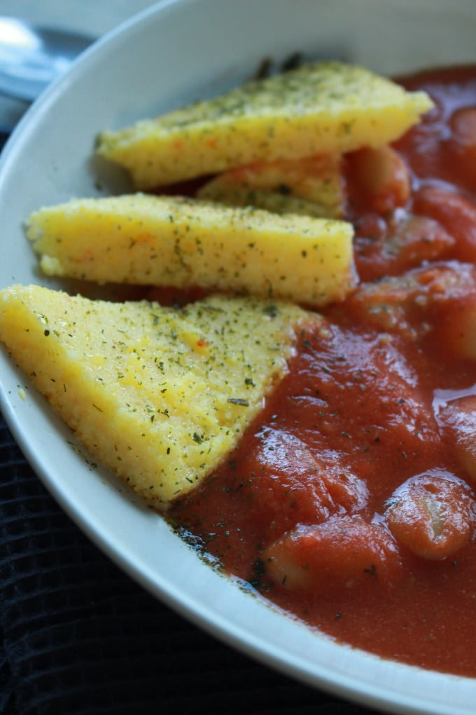 Tomatensuppe mit Bohnen und Polentaschnitten