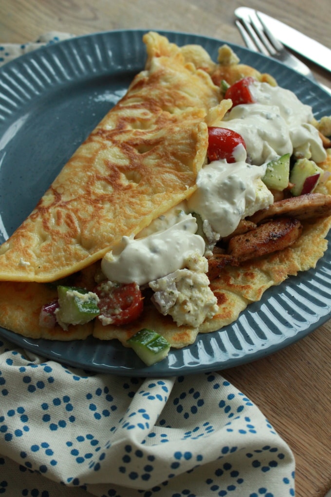 Herzhafte Pfannkuchen mit Gyros und Bauernsalat