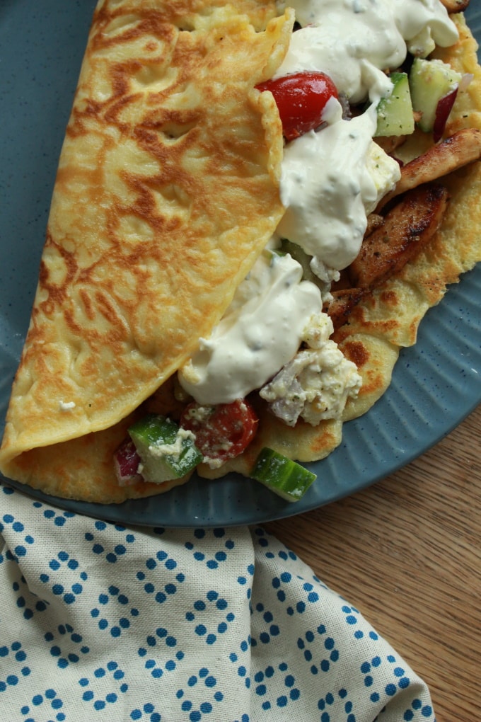 Herzhafte Pfannkuchen mit Gyros und Bauernsalat