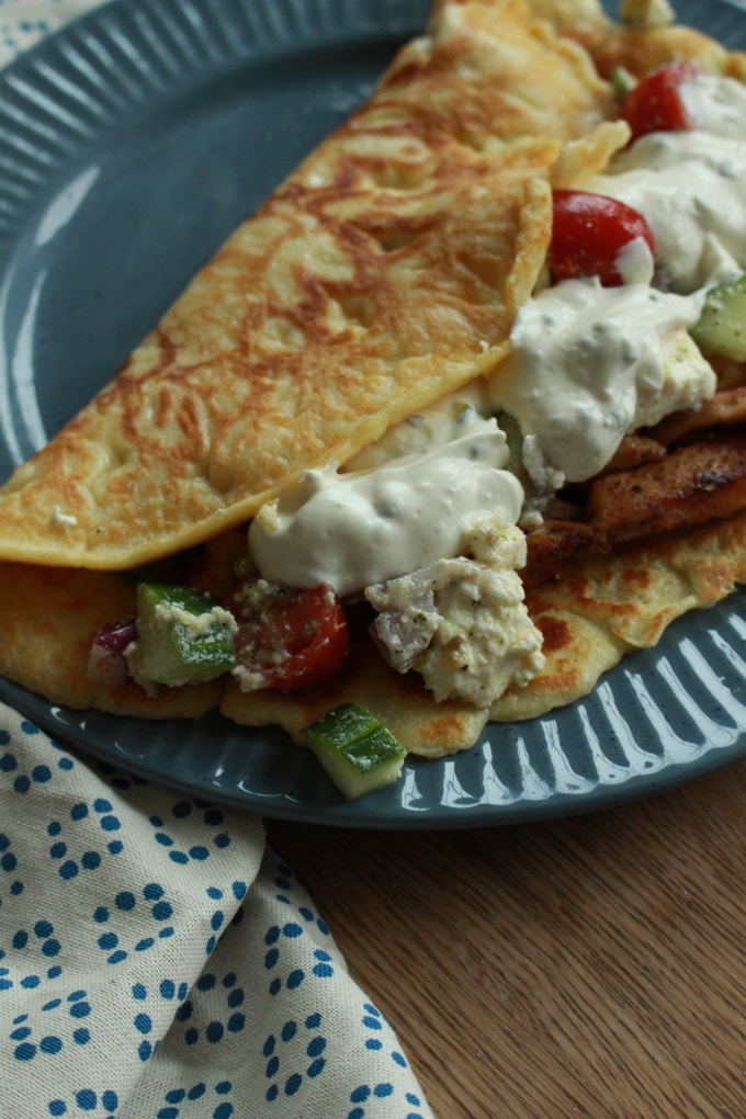 Herzhafte Pfannkuchen mit Gyros und Bauernsalat