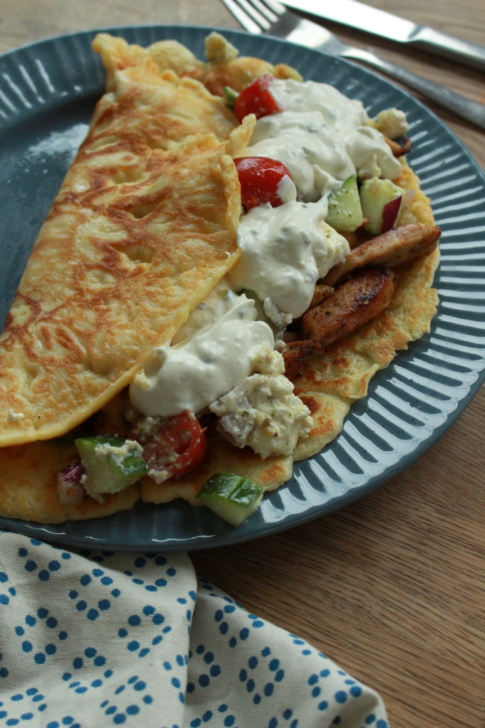 Herzhafte Pfannkuchen mit Gyros und Bauernsalat