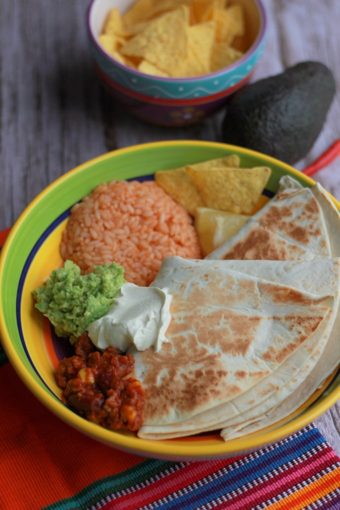 Quesadillas mit Tomatenreis und Dips