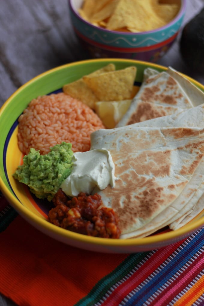 Quesadillas mit Tomatenreis und Dips