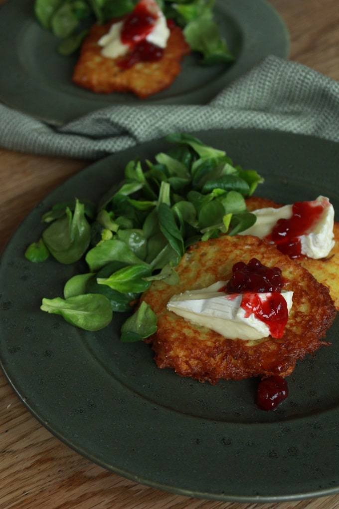 Reibeplätzchen mit Camembert und Preiselbeeren