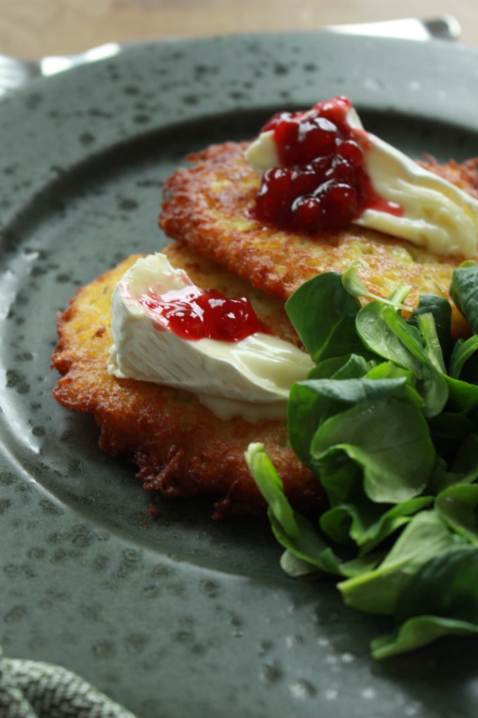 Reibeplätzchen mit Camembert und Preiselbeeren