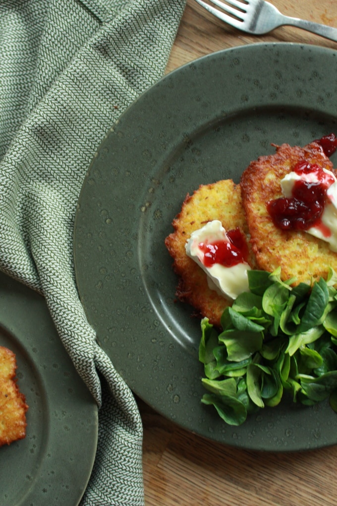 Reibeplätzchen mit Camembert und Preiselbeeren