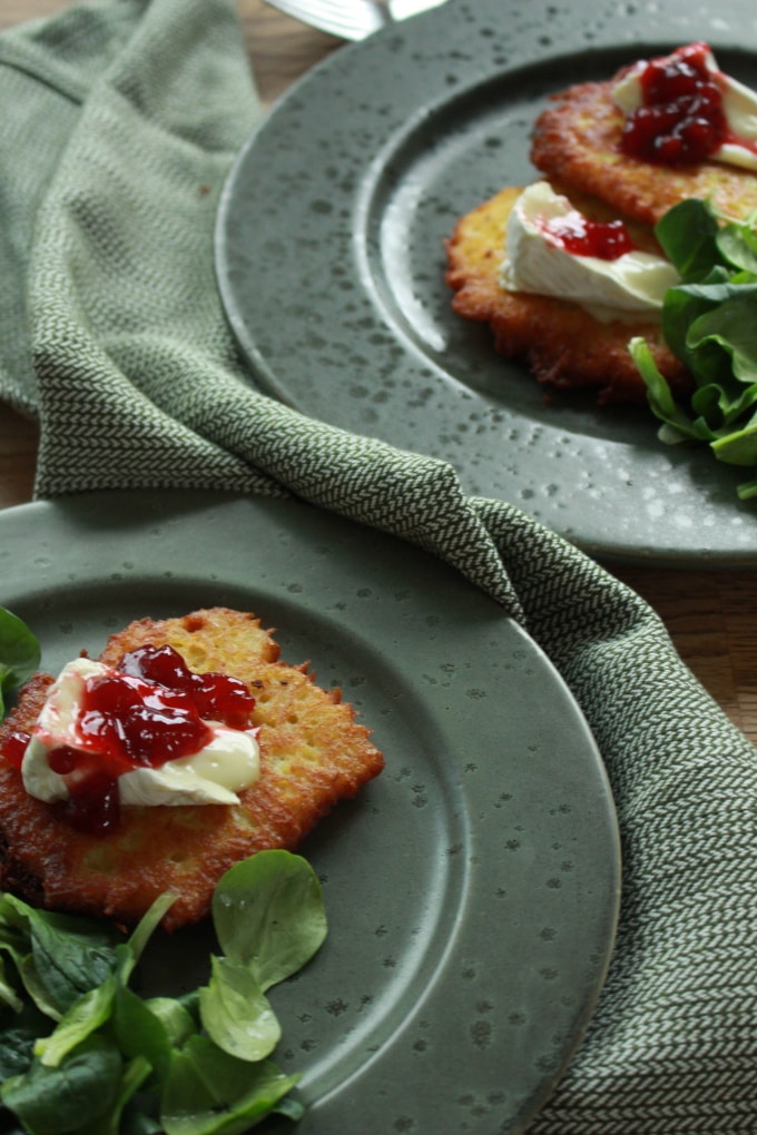 Reibeplätzchen mit Camembert und Preiselbeeren