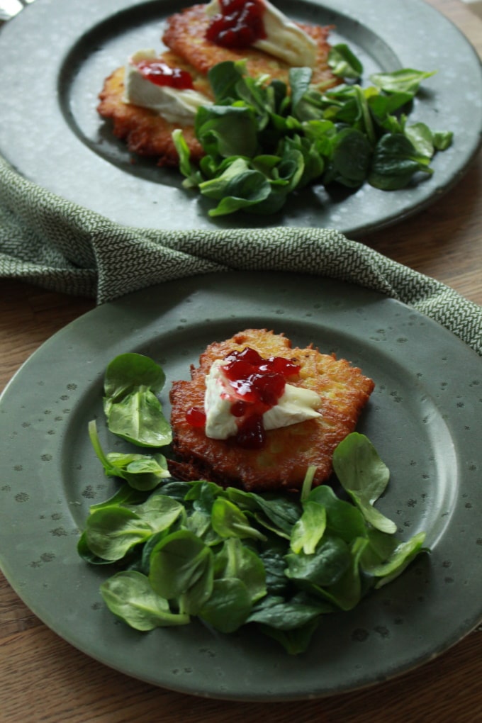 Reibeplätzchen mit Camembert und Preiselbeeren