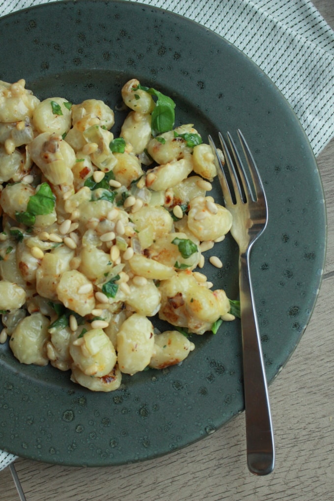 Gnocchi mit Pinienkernen und Basilikum