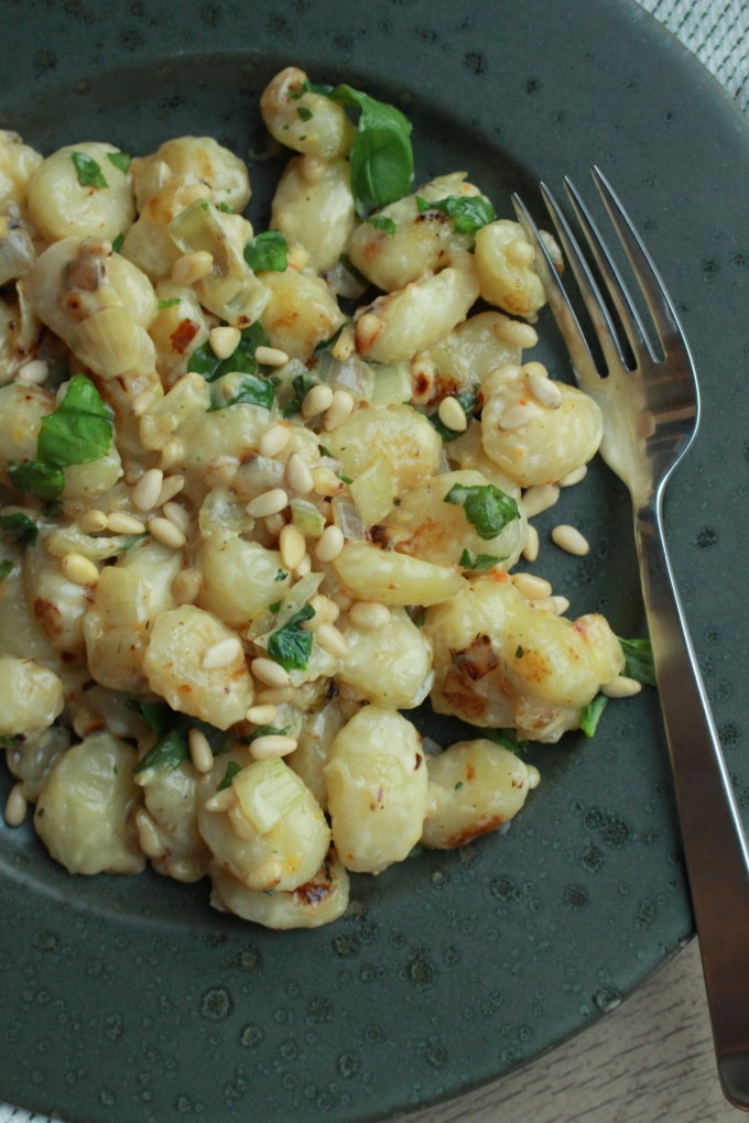 Gnocchi mit Pinienkernen und Basilikum