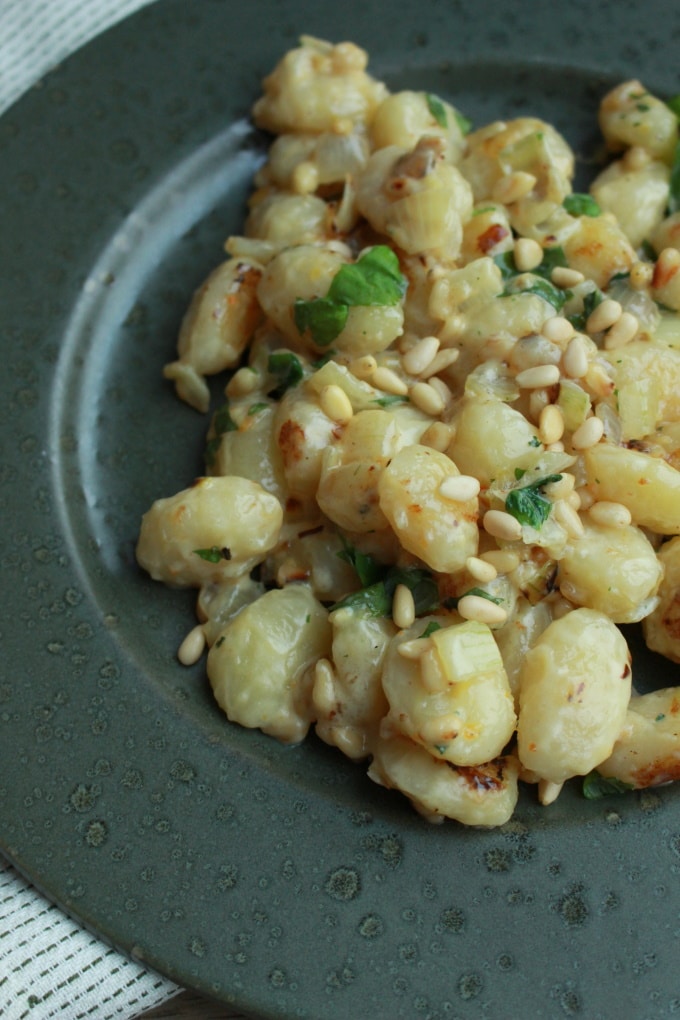 Gnocchi mit Pinienkernen und Basilikum