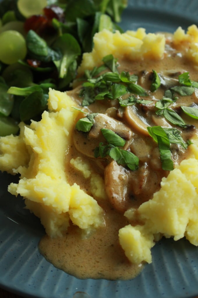 Kartoffelstampf mit Rahm-Champignons und Feldsalat