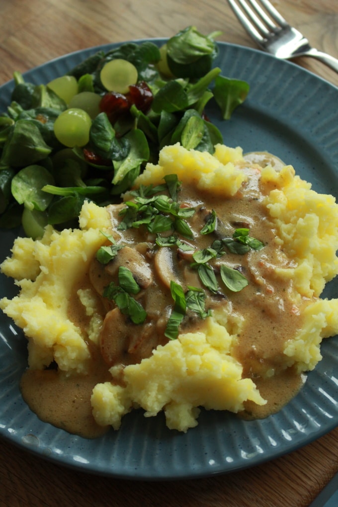 Kartoffelstampf mit Rahm-Champignons und Feldsalat