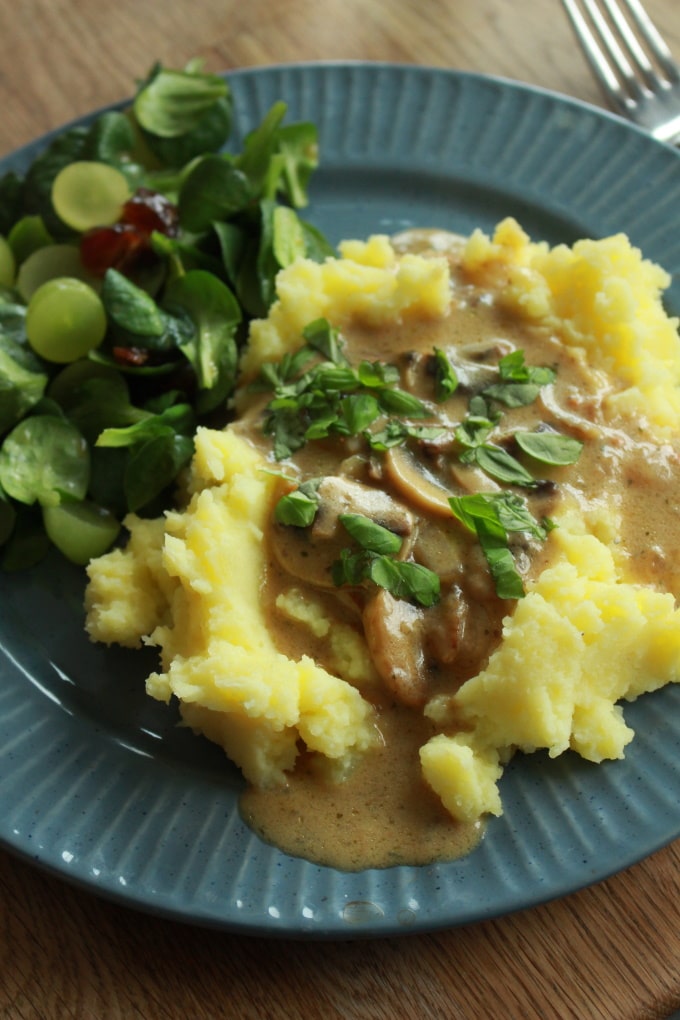 Kartoffelstampf mit Rahm-Champignons und Feldsalat