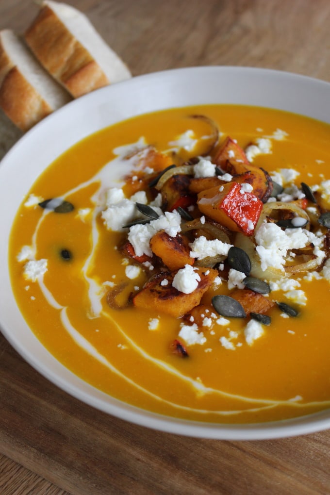 Kürbiscremesuppe mit karamellisiertem Kürbis, Zwiebeln und Feta