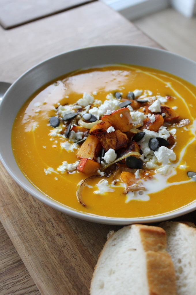 Kürbiscremesuppe mit karamellisiertem Kürbis, Zwiebeln und Feta