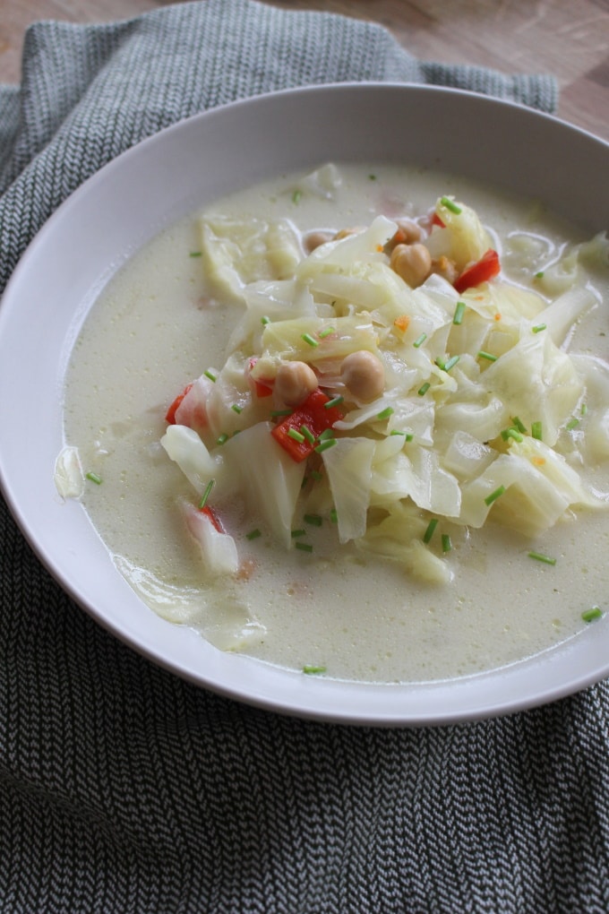 Spitzkohl-Kichererbsen-Suppe mit Kokosmilch