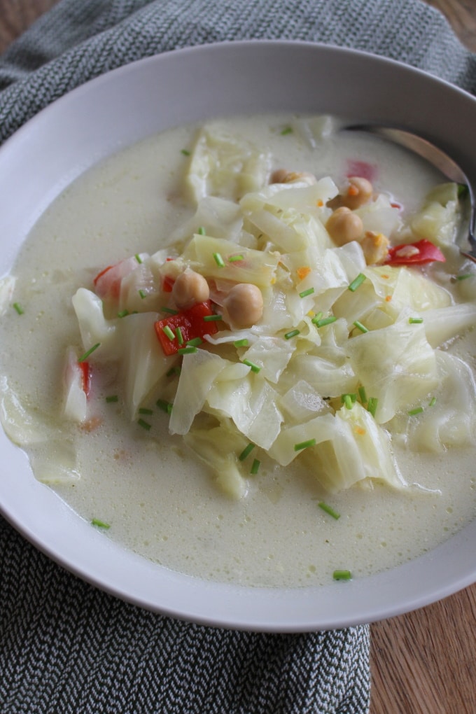 Spitzkohl-Kichererbsen-Suppe mit Kokosmilch