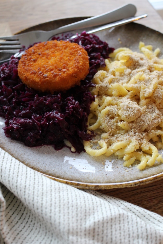 Haselnuss-Spätzle mit Back-Camembert und Rotkohl - Rezept