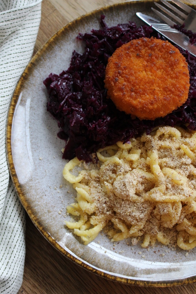 Haselnuss-Spätzle mit Back-Camembert und Rotkohl