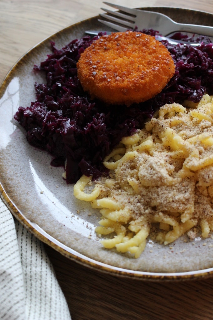 Haselnuss-Spätzle mit Back-Camembert und Rotkohl