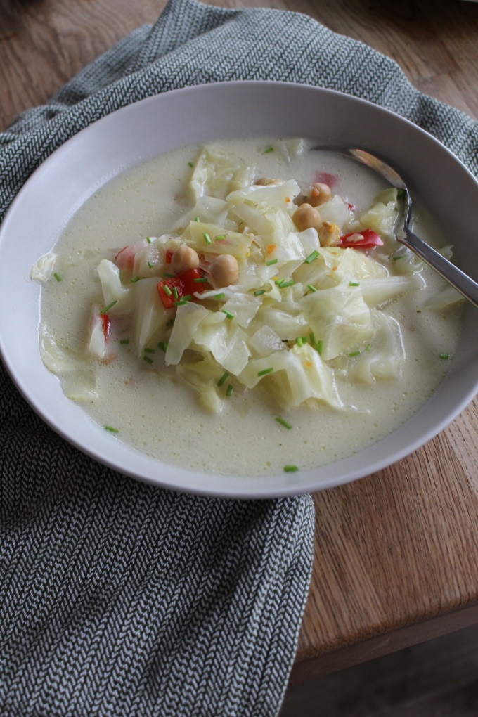 Spitzkohl-Kichererbsen-Suppe mit Kokosmilch