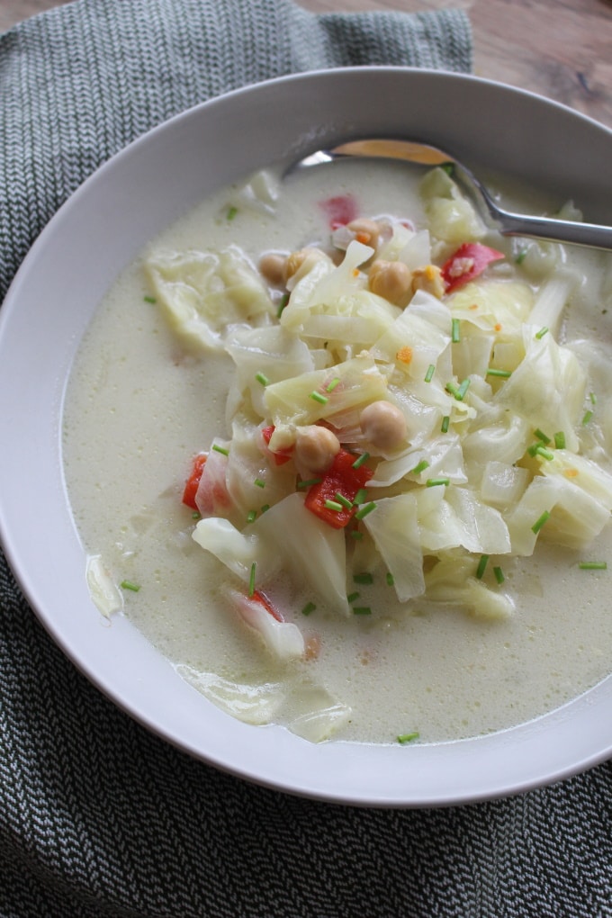 Spitzkohl-Kichererbsen-Suppe mit Kokosmilch