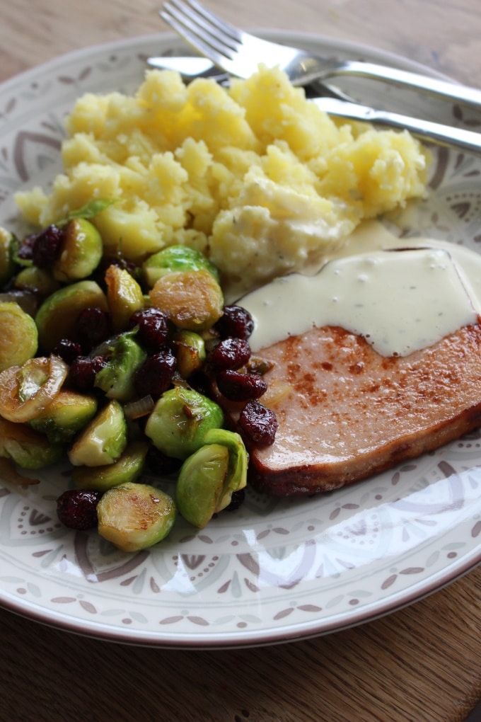 Honig-Cranberry-Rosenkohl mit Leberkäs und Stampfkartoffeln