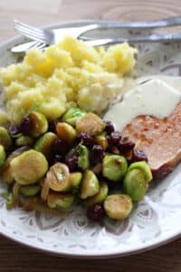 Honig-Cranberry-Rosenkohl mit Leberkäs und Stampfkartoffeln