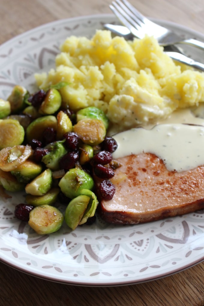 Honig-Cranberry-Rosenkohl mit Leberkäs und Stampfkartoffeln