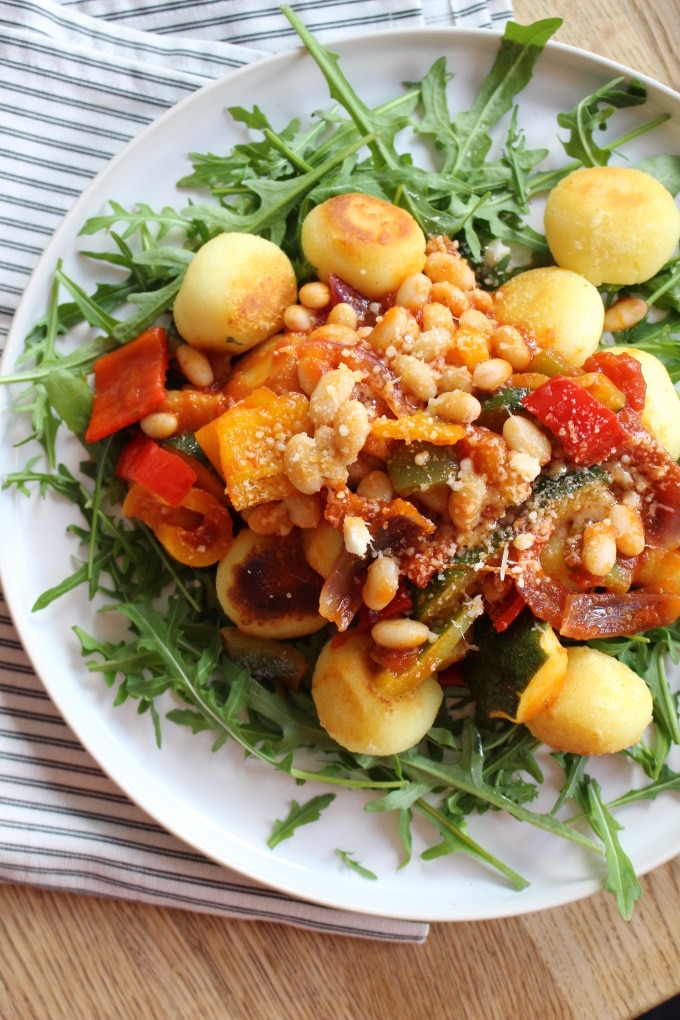 Mini-Knödel-Pfanne mit Gemüse in Tomatensauce