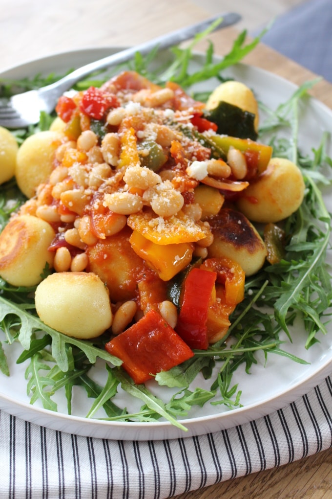 Mini-Knödel-Pfanne mit Gemüse in Tomatensauce