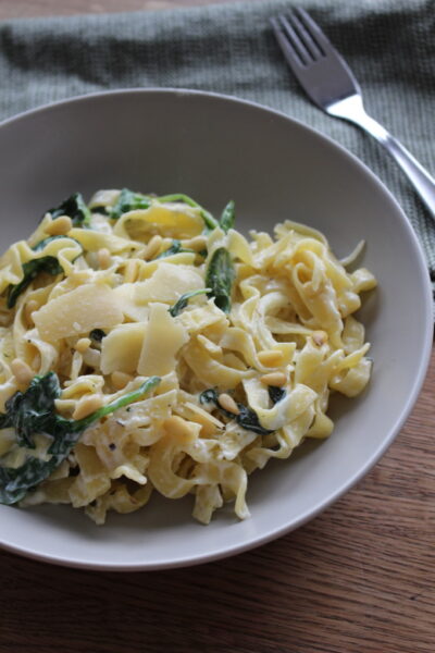 Pasta mit Spinat-Frischkäse-Sauce - Kinder, kommt essen!