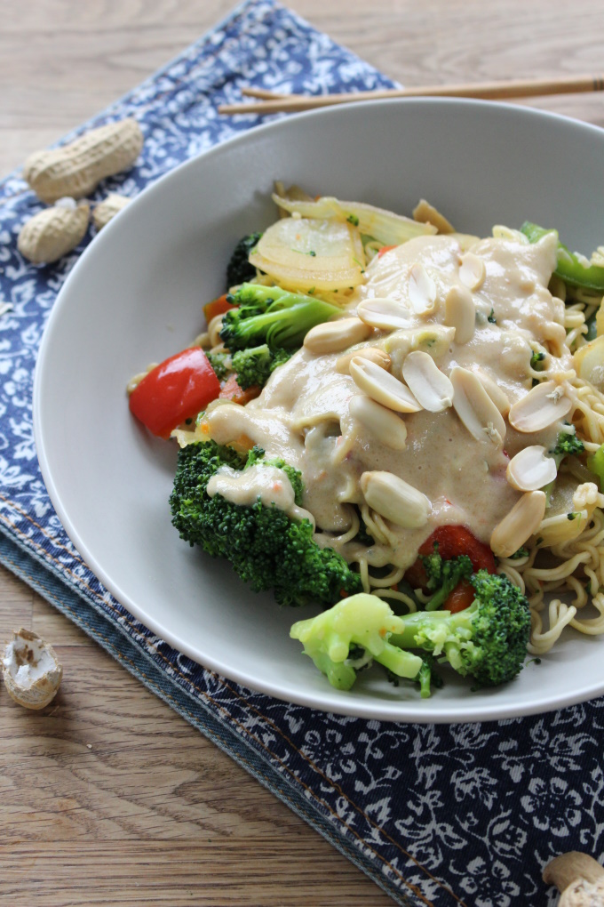 Mie-Nudeln mit Gemüse und Erdnusssauce - Rezept