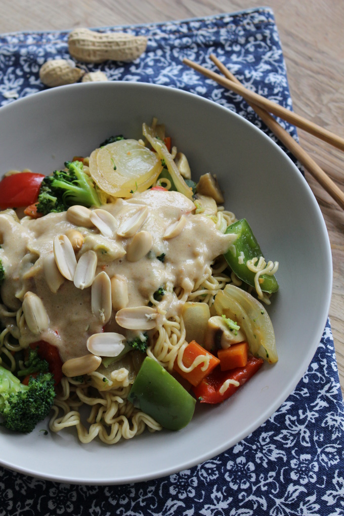 Mie-Nudeln mit Gemüse und Erdnusssauce