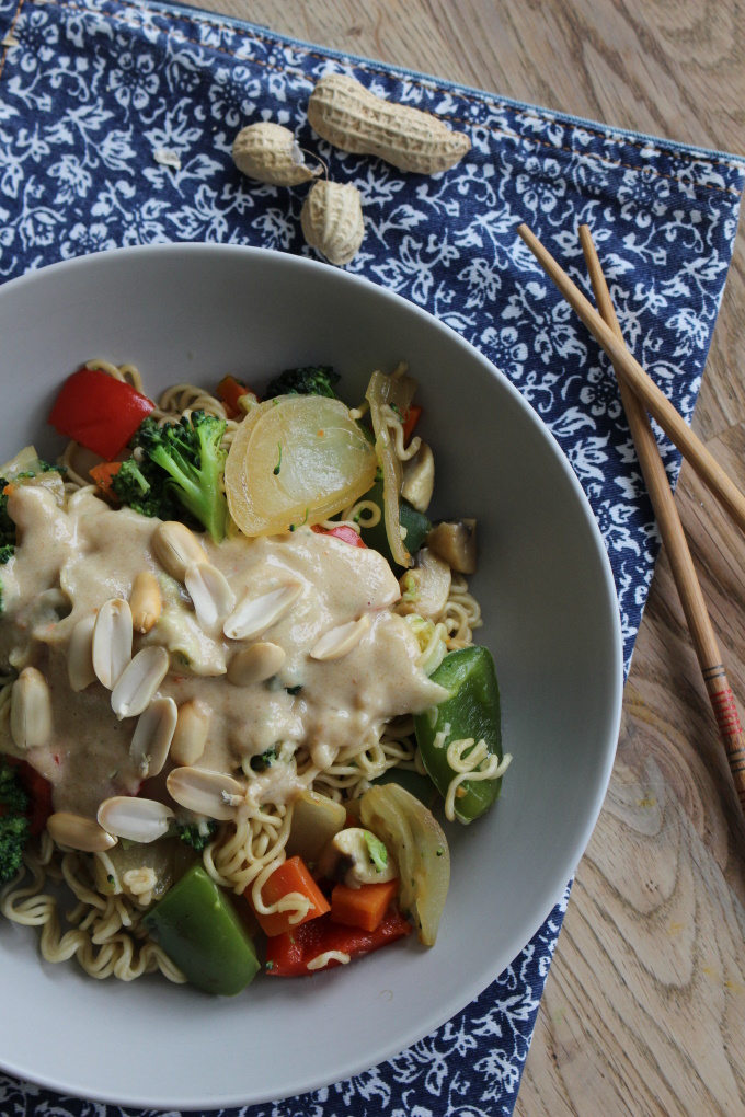 Mie-Nudeln mit Gemüse und Erdnusssauce