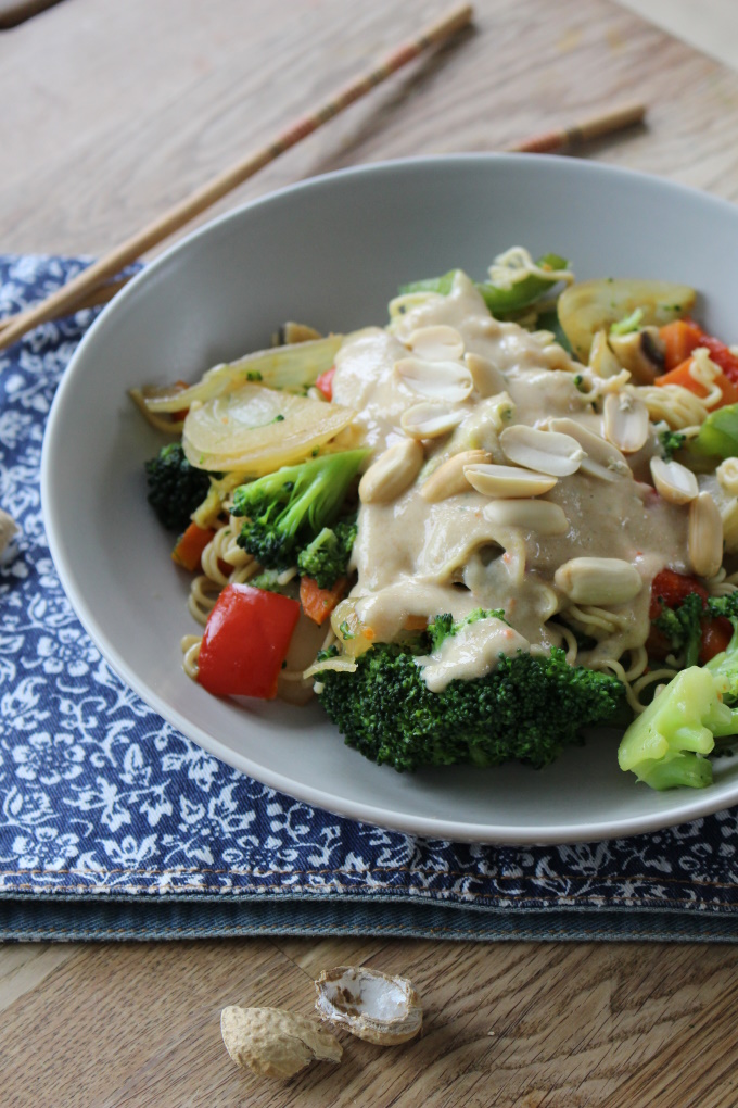 Mie-Nudeln mit Gemüse und Erdnusssauce