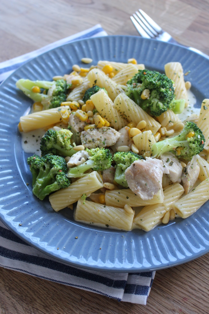 Penne mit Hähnchen, Brokkoli und Mais