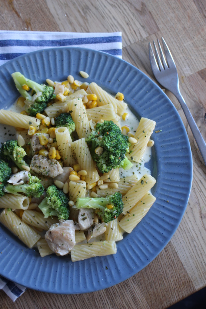 Penne mit Hähnchen, Brokkoli und Mais