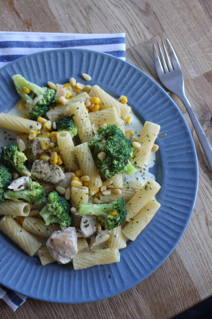 Penne mit Hähnchen, Brokkoli und Mais